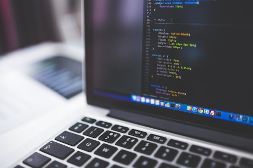 Supera a la competencia con desarrollo de software a la medida 4 ¿Los software necesitan mantenimiento?