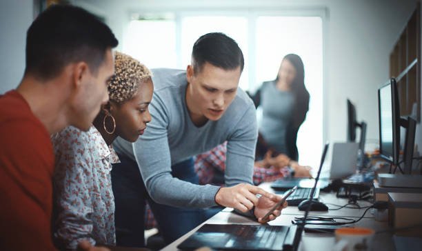 ¿Qué es el desarrollo de aplicaciones móviles? - Guía completa y actualizada 6 Retos y tendencias actuales en el desarrollo de aplicaciones móviles